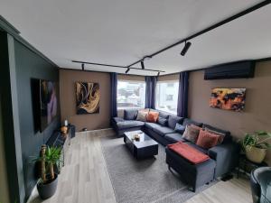 - un salon avec un canapé dans l'établissement Spacious and central apartment with a private garden, Free parking and Free EV recharging, à Stavanger