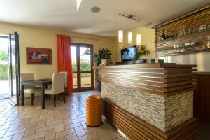 ein Restaurant mit einer Bar und einem Speisesaal in der Unterkunft Borgo Castel Savelli in Grottaferrata
