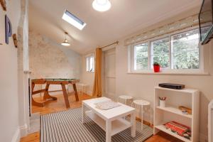 - un salon avec une table et un billard dans l'établissement Pantile Cottage, à Pickering