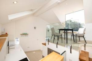 Kuchyň nebo kuchyňský kout v ubytování Bright 1-bedroom house by Holyrood Park