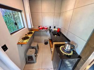 an overhead view of a small kitchen in a tiny house at Amorada do Rosa - 350m do Centrinho do Rosa in Praia do Rosa