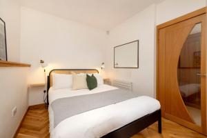 Postel nebo postele na pokoji v ubytování Bright 1-bedroom house by Holyrood Park