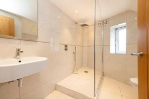 Koupelna v ubytování Bright 1-bedroom house by Holyrood Park + 12 fotografií