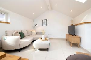 TV a/nebo společenská místnost v ubytování Bright 1-bedroom house by Holyrood Park