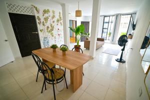 a dining room with a wooden table and chairs at Tu casa en Cartagena-Torices in Cartagena de Indias +31 photos