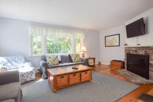 Una sala de estar con un sofá y una chimenea. en Hot Tub Central A C Dog Friendly, en Eastham