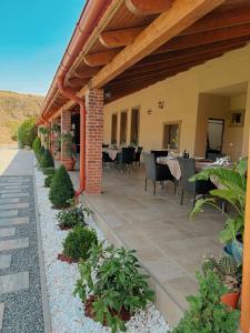 GalşaLa Foresteria的带用餐区的露台，配有桌椅