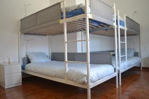2 stapelbedden in een kamer met bij OPA Hostel Milfontes in Vila Nova de Milfontes
