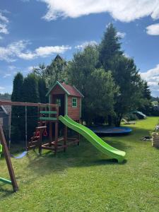 Zubrzyca GórnaにあるWolna chataの滑り台と遊具のある遊び場