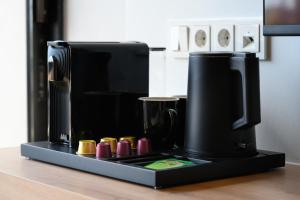 Eine Kaffeemaschine steht auf einer Theke. in der Unterkunft Ipsos Holidays in Ýpsos