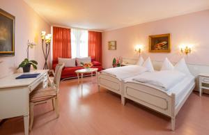 ルツェルンにあるホテル　ルツェルナーホフのベッドルーム1室(ベッド2台付)、リビングルームが備わります。