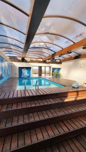 a swimming pool in a building with a ceiling at Extração de Hotel com ótimo custo benefício in Curitiba