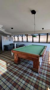 a living room with a pool table in a room at Extração de Hotel com ótimo custo benefício in Curitiba