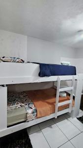 two bunk beds in a small room with at Extração de Hotel com ótimo custo benefício in Curitiba +17 photos