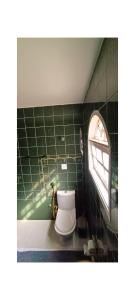 a bathroom with a toilet and a bath tub at Apartamento - Centro Itapuã - 2Q in Vila Velha