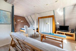 a living room with a couch and a table at Ferienwohnung Gute Tied in Wesseln