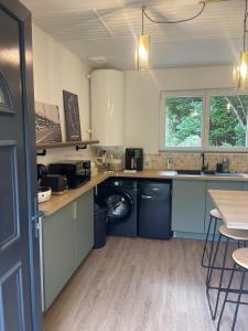 Η κουζίνα ή μικρή κουζίνα στο House in forest proche GR and circuit +20 φωτογραφίες