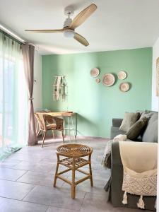 a living room with a couch and a table at El sueño de mi vida in Caleta De Fuste
