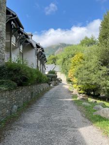 Vielle-AureにあるDomaine des Ardoisières - 2-4 persの石垣の家へ通じる道