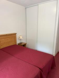 Vielle-AureにあるDomaine des Ardoisières - 2-4 persのベッドルーム1室(赤いベッドカバー付きの大型ベッド1台付)