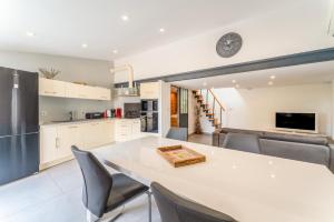 Una cocina y un comedor con una mesa y sillas blancas. en Gite En Provence, en Saze