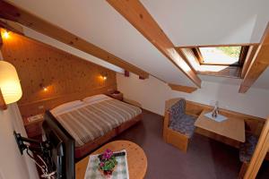Postel nebo postele na pokoji v ubytování Hotel Ladina + 37 fotografií