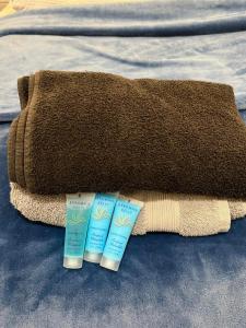 deux brosses à dents et deux bouteilles de lotion sur un lit dans l'établissement Prime Location Stylish Apartment, à New York