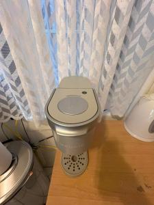 des toilettes dans une salle de bain avec un rideau dans l'établissement Prime Location Stylish Apartment, à New York