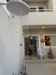 a water fountain in front of a house at Casa de Praia - Ipitanga in Lauro de Freitas +3 photos