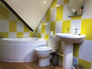 Koupelna v ubytování 2 Bed in Corwen 77351 + 39 fotografií