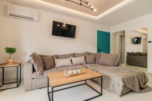 un salon avec un canapé et une table dans l'établissement Villa Adelasia by Villa Plus, à Lithakia