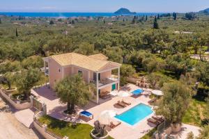 une vue aérienne d'une villa avec piscine dans l'établissement Villa Adelasia by Villa Plus, à Lithakia