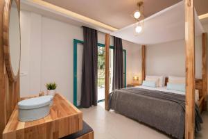 une chambre avec un lit et une baignoire dans une pièce dans l'établissement Villa Adelasia by Villa Plus, à Lithakia 21 autres photos