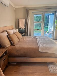 Postel nebo postele na pokoji v ubytování Pool & Garden Winelands Retreat