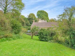 ein Haus mit einem Hof davor in der Unterkunft 2 Bed in Bridport 93342 in Powerstock