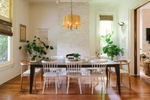 Ảnh trong thư viện ảnh của Historic Gem 4 BR with POOL walk to all hotspots ở Nashville