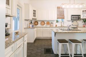 Ảnh trong thư viện ảnh của Historic Gem 4 BR with POOL walk to all hotspots ở Nashville +46 ảnh