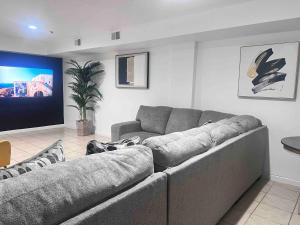 un soggiorno con divano e TV a schermo piatto di Exclusive 2 beds 2 bath near EWR downtown Newark a Newark
