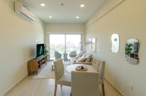 アスンシオンにあるRelaxing Apartment In The Center Of Villa Morraのソファとテーブルと椅子のあるリビングルーム