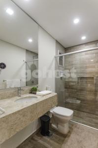 アスンシオンにあるRelaxing Apartment In The Center Of Villa Morraのトイレ、洗面台、シャワー付きのバスルーム