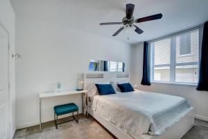 a bedroom with a bed and a ceiling fan at Amazing One-bedroom In Casa Costa!beach Pass Inc! in Boynton Beach +19 photos