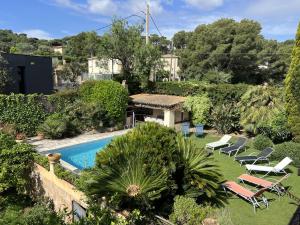 a garden with a swimming pool and chairs at Gran Casa Económica Piscina Privada Begur in Begur