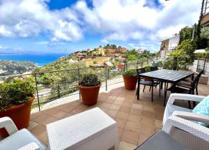 ein Balkon mit Tisch und Stühlen und dem Meer in der Unterkunft Impresionantes Vistas Mar en el centro de Begur in Begur