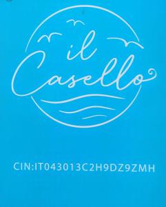 een bord voor de oceaan met twee meeuwen in het water bij Il Casello nel mar in Civitanova Marche