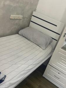 ドバイにある4U Dubaiの小さな部屋の二段ベッド1台分です。