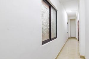 コルカタにあるHOTEL O SPの窓のある廊下