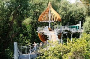 een persoon die op een attractie in een park loopt bij Amicii apartman in Makó