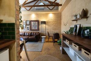 una sala de estar con un sofá y una mesa en Bohemian Private Flat, Aircon, Secure Parking, en Stellenbosch 55 fotos más