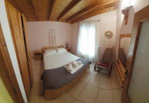 a small bedroom with a bed and a window at Villa-Litsa in Leptokaria