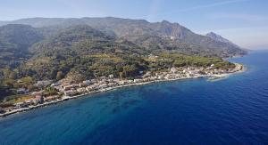z powietrza widok na wyspę w oceanie w obiekcie Hotel Apartment Agios Konstantinos w mieście Ágios Konstantínos
